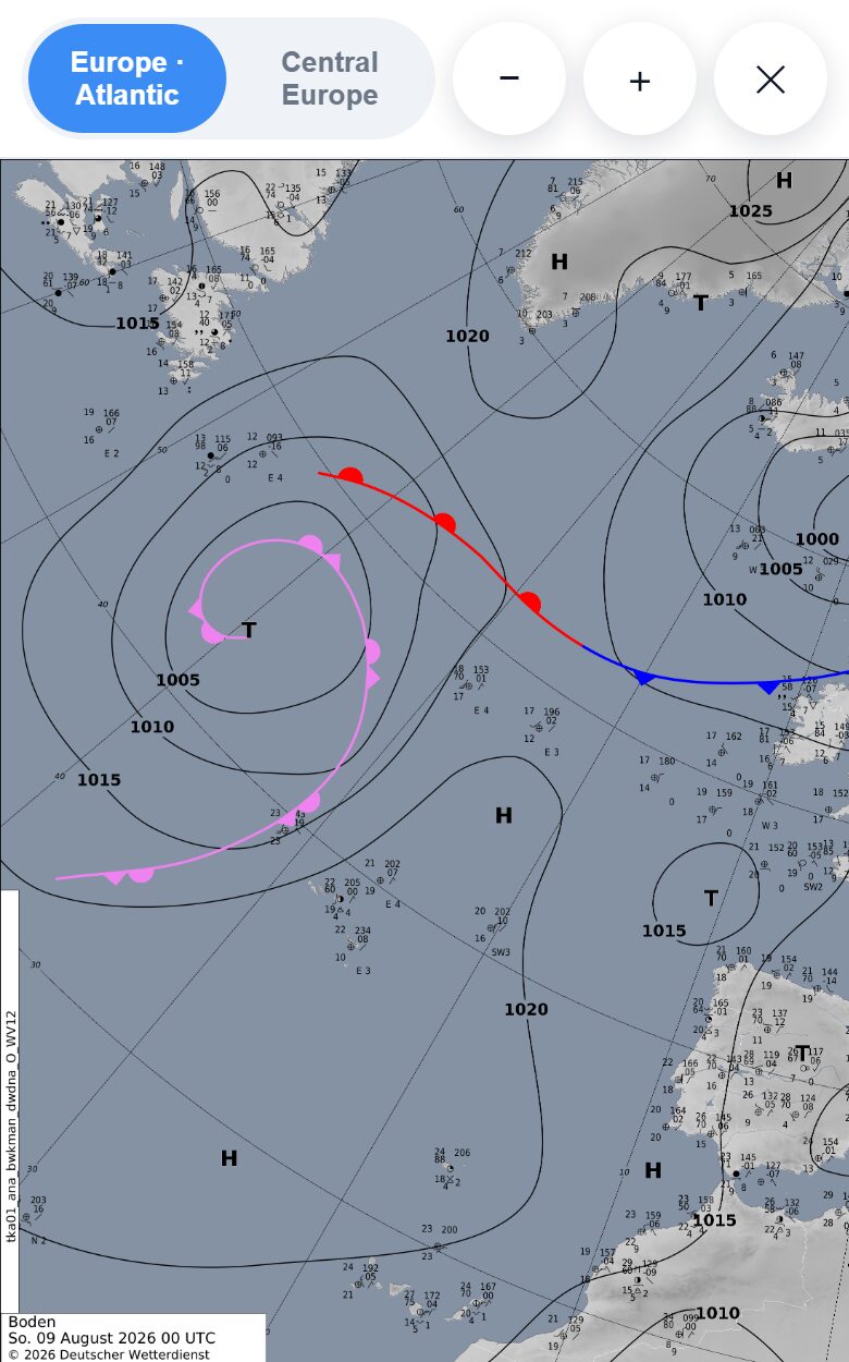 Synoptic pressure view in Marinate: tightly packed isobars from 995 to 1030 hectopascals with warm and cold fronts sweeping across the Atlantic towards Europe